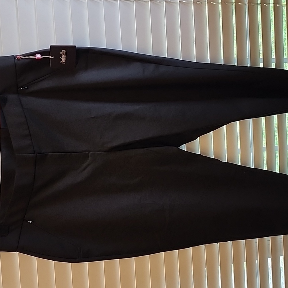 NWT Rafaella Lightweight Defined Waist Curvy Capri Black 16W